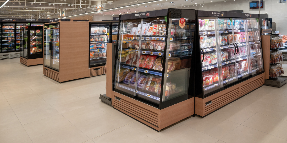 Expositores alimentares verticais para congelados instalados em supermercado