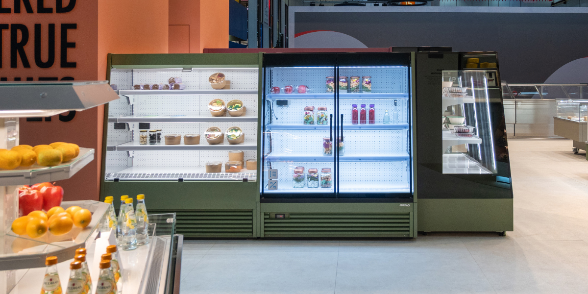 Alinhamento cont&iacute;nuo de expositores alimentares para produtos frescos