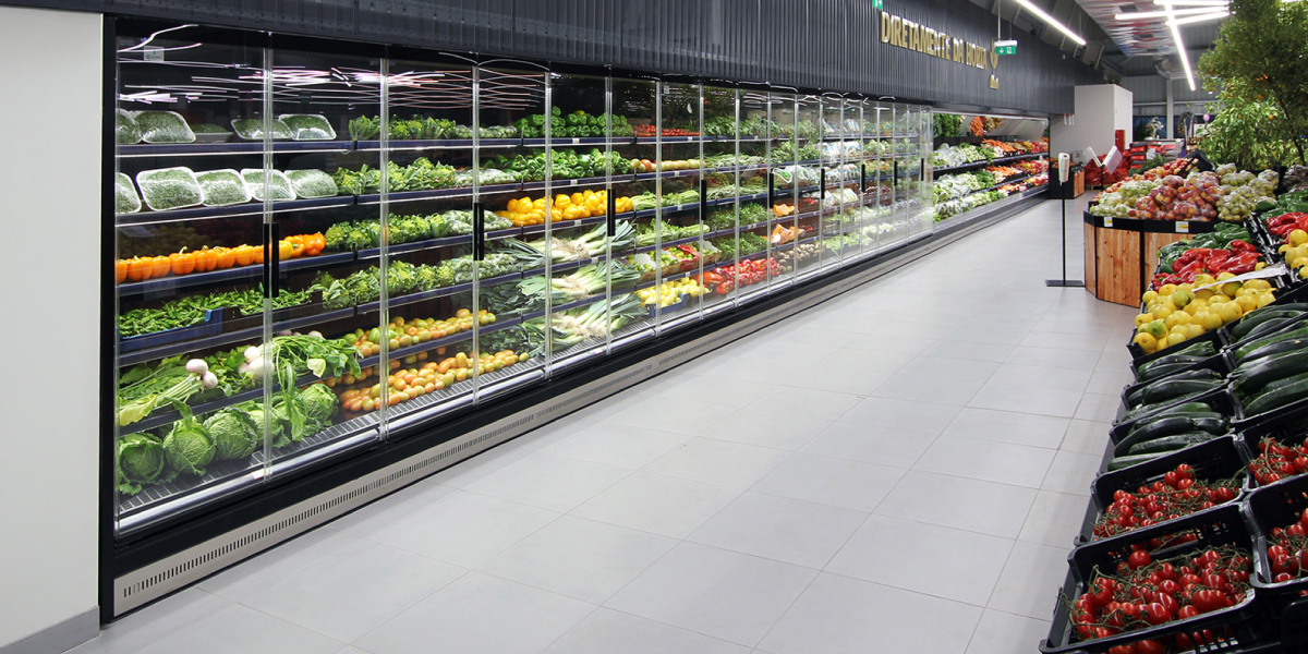 Linha cont&iacute;nua de murais refrigerados FUTURO 2 em supermercado