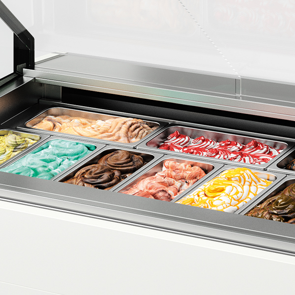 Cuvetas de helado en la vitrina heladaría Kubo de Jordão®.