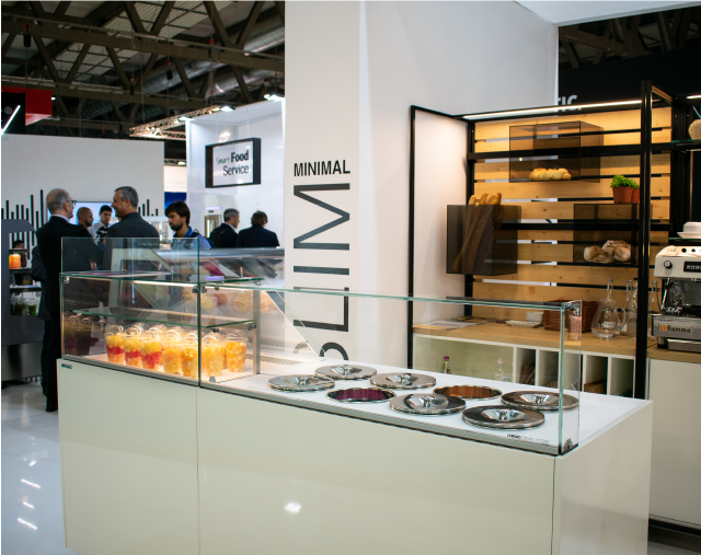 Vitrinas MINIMAL SLIM com modelo para conserva&ccedil;&atilde;o e servi&ccedil;o de gelados em pozzetti